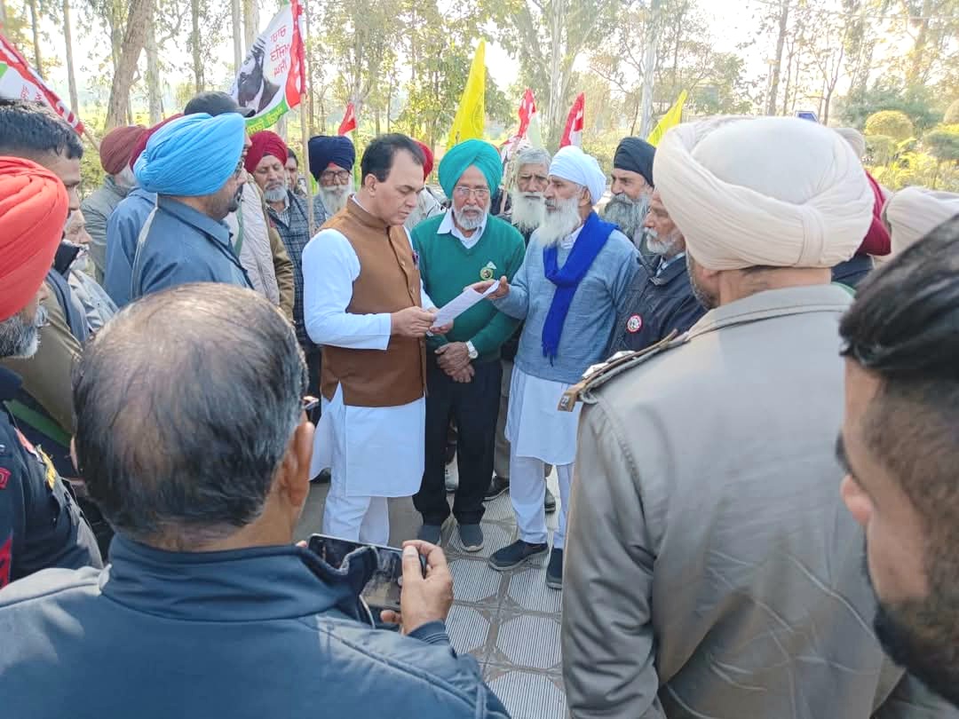 The leaders of the United Kisan Morcha submitted a memorandum to Lok Sabha member Dr. Raj Kumar Chabbewal
